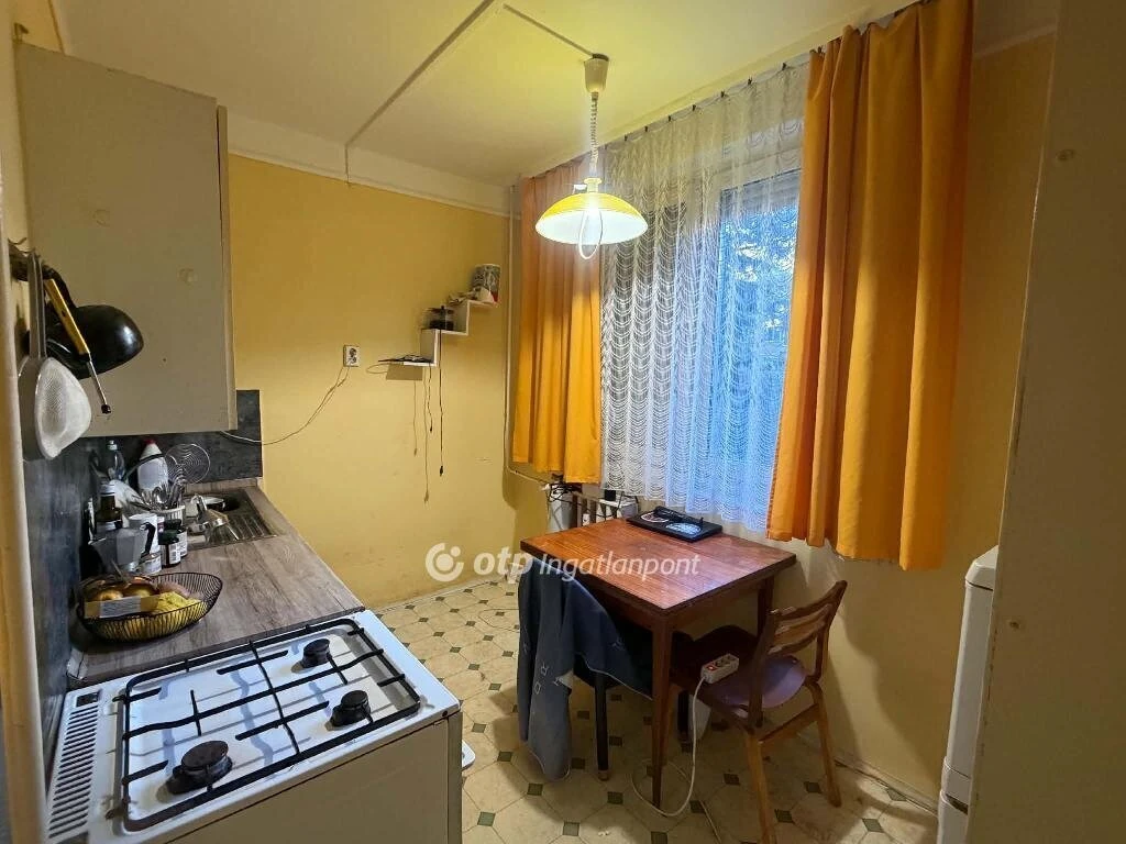 Miskolc, Arany János tér, 38 nm-es földszinti lakás.