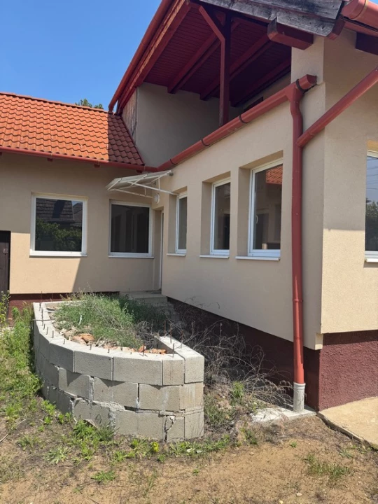 Eladó családi ház, Erdőkertes