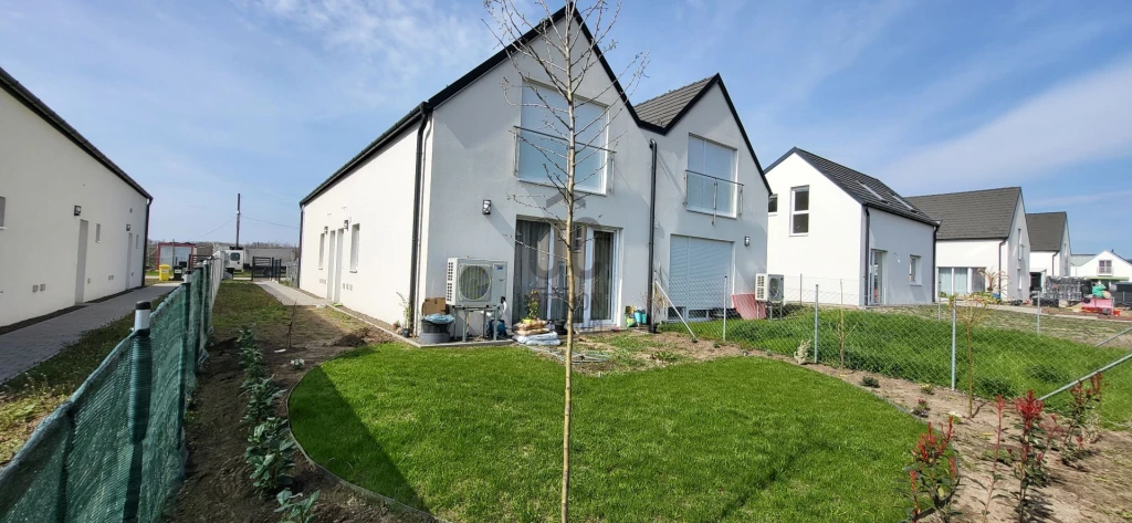 For sale semi-detached house, Vác, Alsóváros