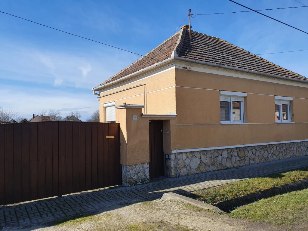 c3-1-name c2-1-name, Mezőlak