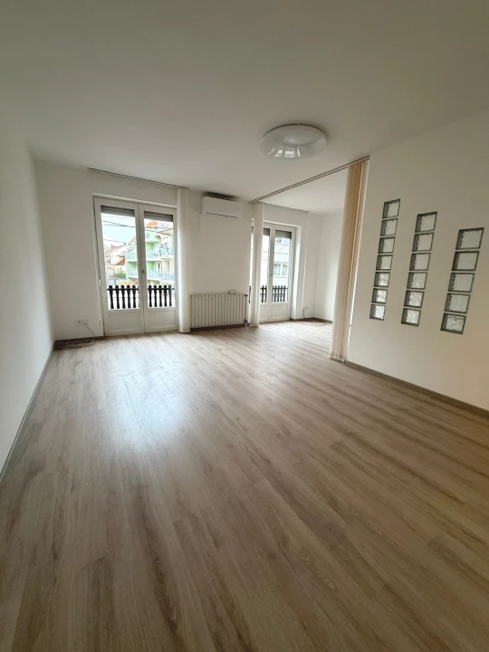 Eladó téglalakás, Szeged