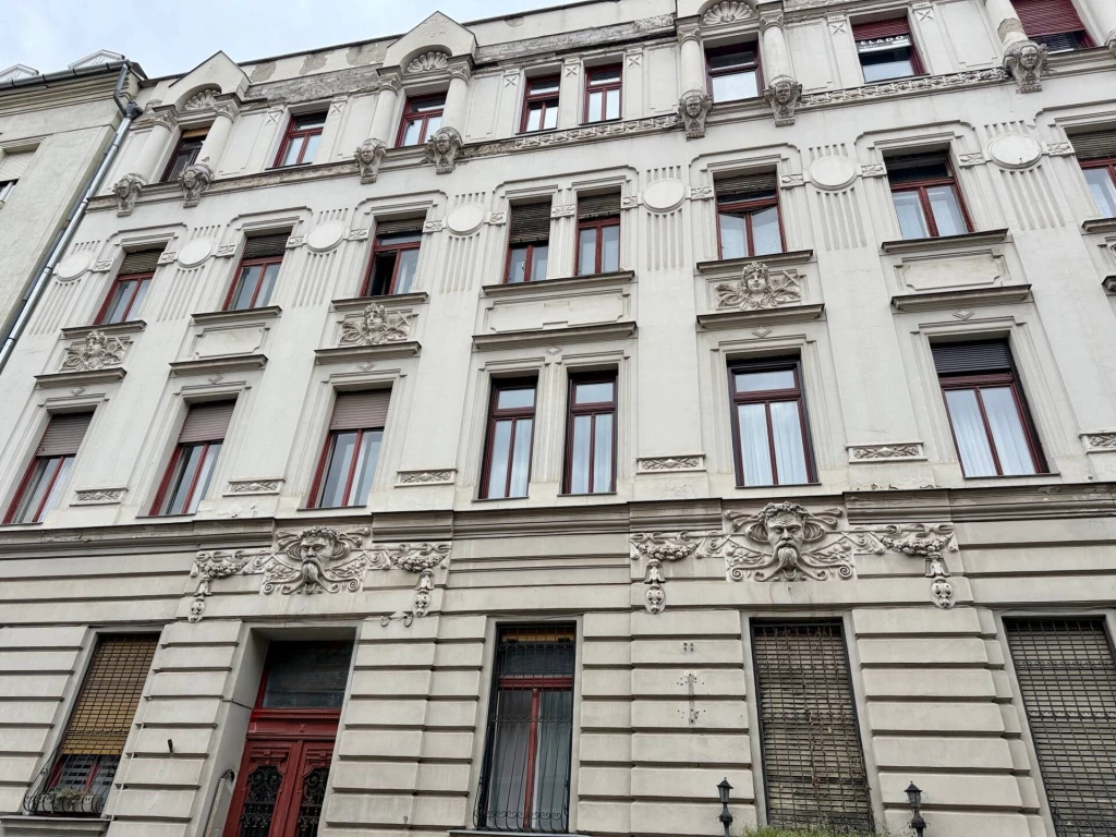 ✅NAGY LEHETŐSÉGEKET magában rejtő NAGYPOLGÁRI, FELÚJÍTANDÓ LAKÁS közel a BUDAI VÁRHOZ, KÍVÁLÓ LOKÁCIÓVAL!