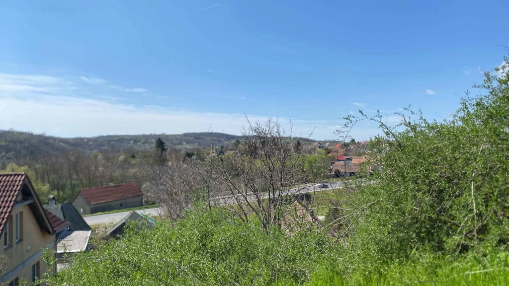 ✅BELTERÜLETI 552 m2-es építési telek, gyönyörű természetközeli környezetben, tájra panorámás ELADÓ SÁGVÁRON!