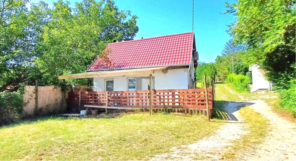 ELADÓ ETYEKEN A FUTBALLPÁLYA KÖZELÉBEN 1270 NM-ES GONDOZOTT ZÁRTKERTI PANORÁMÁS INGATLAN, 50 NM-ES TÉGLAÉPÍTÉSŰ LAKÓHÁZZAL!