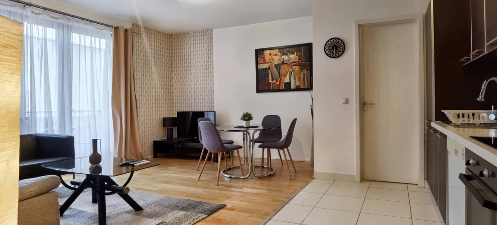 Kiadó egy szuper lakás a 6. ker. Lisztferenc térnél - berendezett - bútorozott - gépesített - portadszolgálat -  teremgarázs