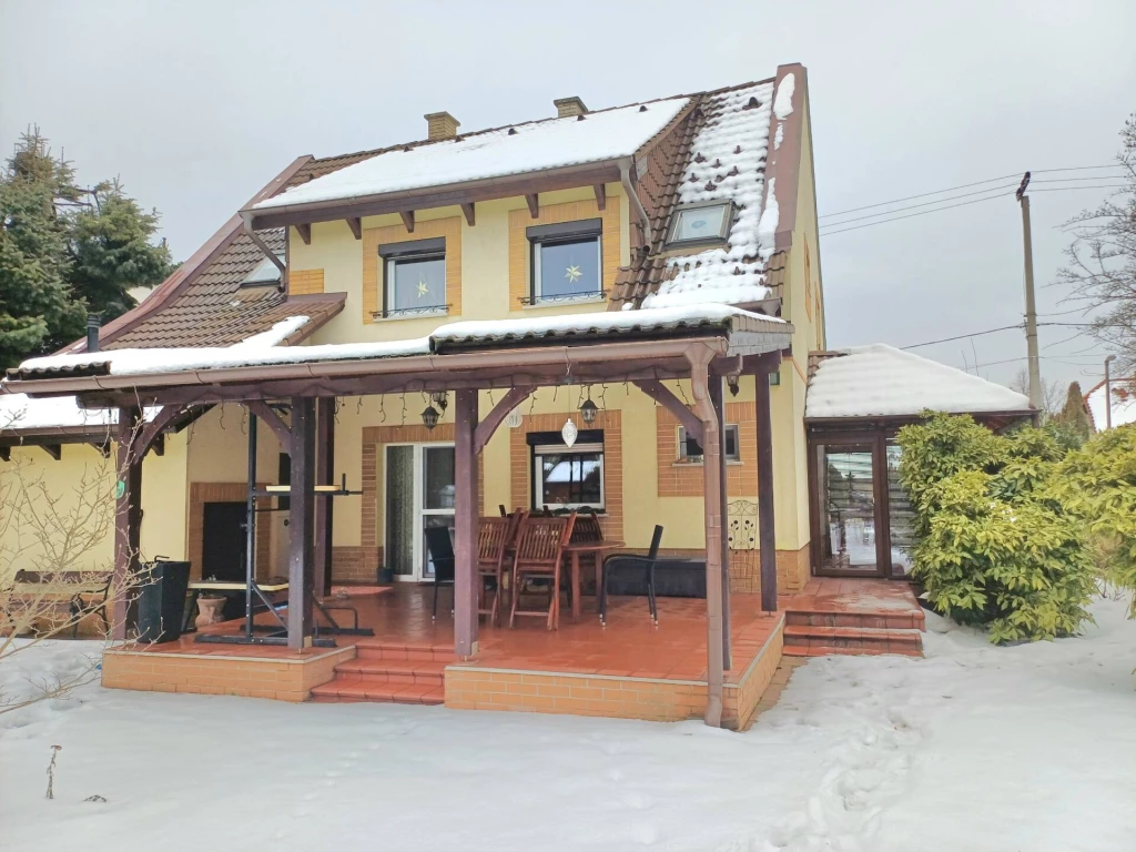 OTTHONOS, PRÉMIUM CSALÁDI HÁZ ELADÓ GÖDÖLLŐ RÓZSADOMBJÁN – CSANAKON