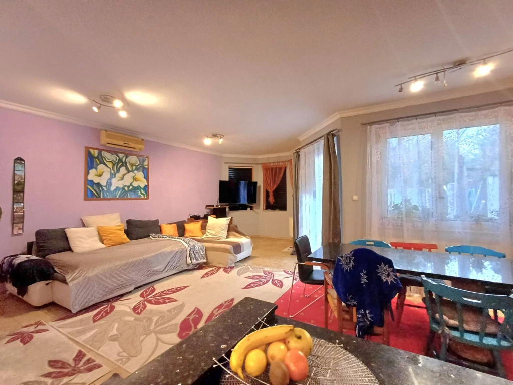 Kiváló elosztású otthonos családi ház Etyeken – nagy családoknak és kétgeneráció együttélésre is jól szeparált élettér!