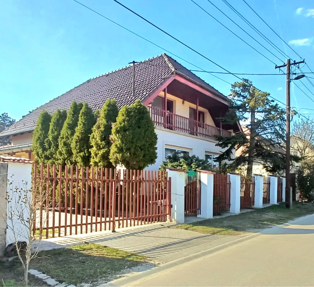 ELADÓ CSALÁDI HÁZ VERESEGYHÁZON – NYUGALOM, TERMÉSZET ÉS TÁGAS DUPLAKOMFORTOS OTTHON , ÁTMENŐ FORGALOMTÓL MENTES UTCÁBAN.