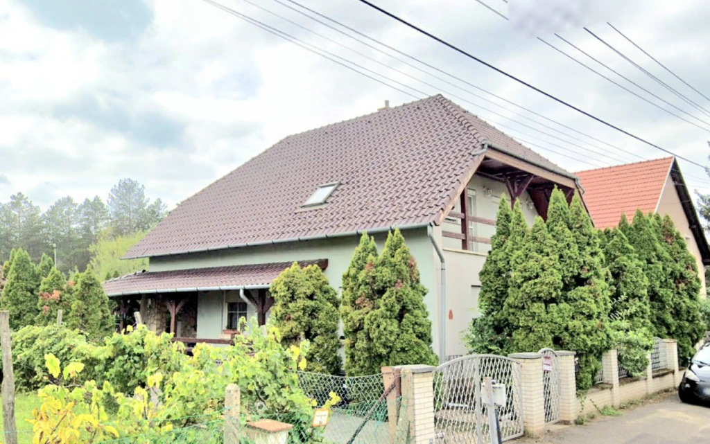 ELADÓ KIVÁLÓ ELRENDEZÉSŰ OTTHONOS nettó165 nm-es 5 szobás CSALÁDI HÁZ VERESEGYHÁZON – KÖZVETLEN ERDŐKAPCSOLATTAL, MEDENCÉVEL.