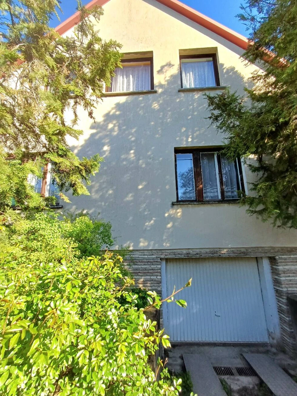 ELADÓ CSALÁDI HÁZ ETYEKEN – KIVÁLÓ ELHELYEZKEDÉS, A KÖZPONTHOZ KÖZELI CSENDES UTCÁBAN.
