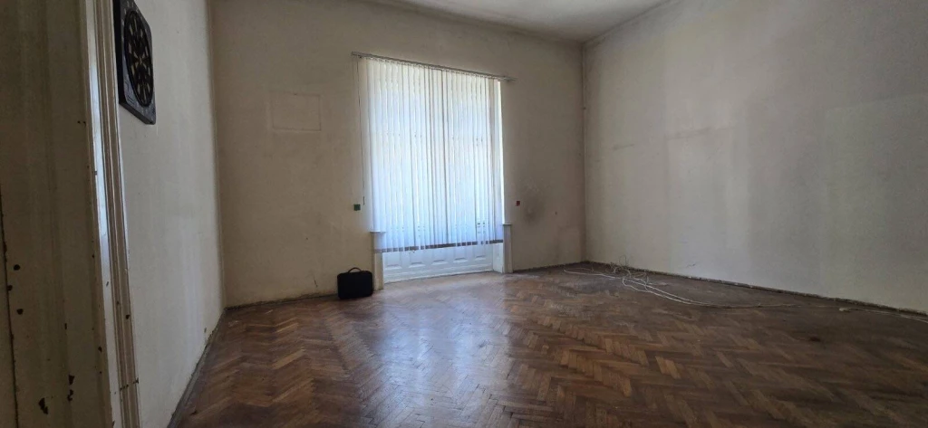 VIII. kerület, Palotanegyedben, FELÚJÍTANDÓ 2+1 szobás, 82m2 LAKÁS!