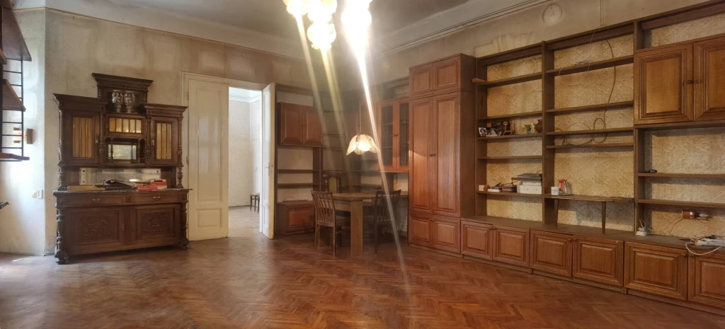 Eladó egy felújítandó nagypolgári lakás, Újlipótváros, belváros közeli részén!