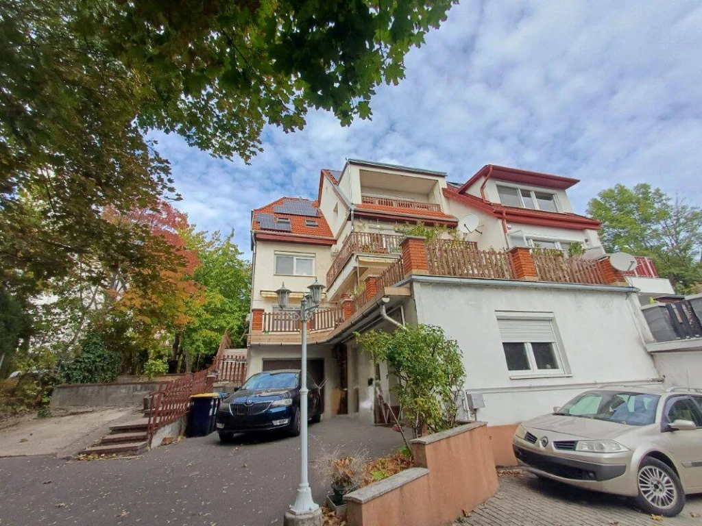 KÉT LAKÁS, KÉT PANORÁMÁS TERASZ – KÜLÖNLEGES LEHETŐSÉG BUDA ZÖLDÖVEZETÉBEN CSATÁRKÁN!