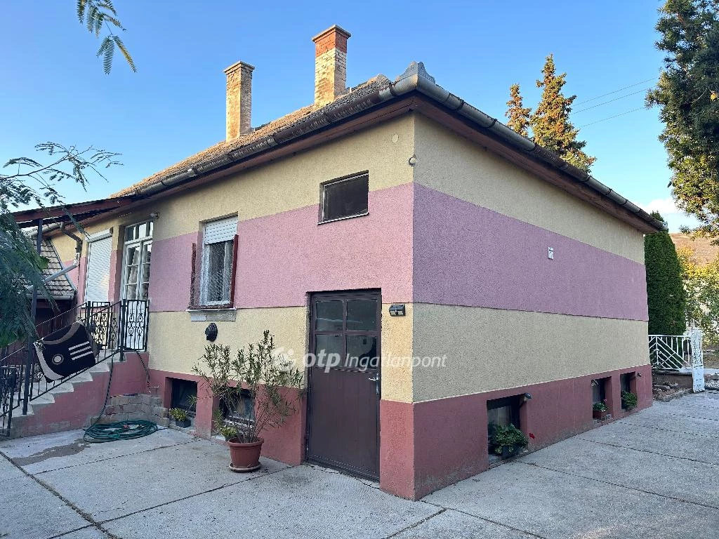 Eladó családi ház, Bátya, Központ