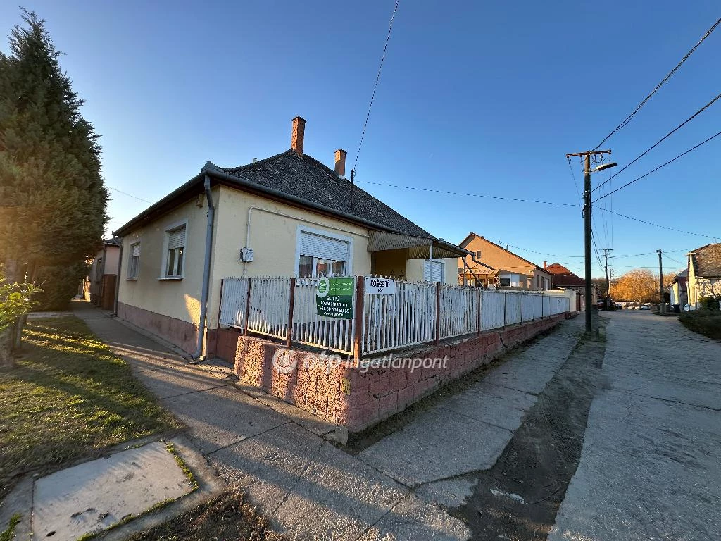 For sale house, Kalocsa, 51-es főút, MOL kút
