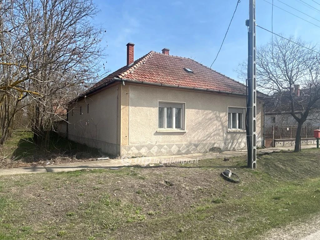 c3-1-name c2-1-name, Soltszentimre, Fő úton