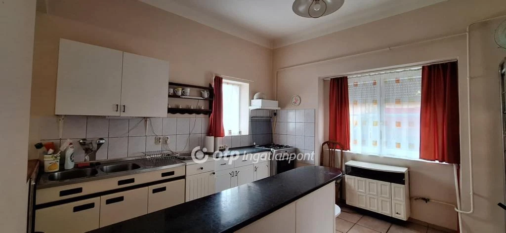 c3-1-name c2-1-name, Csengőd, Központban