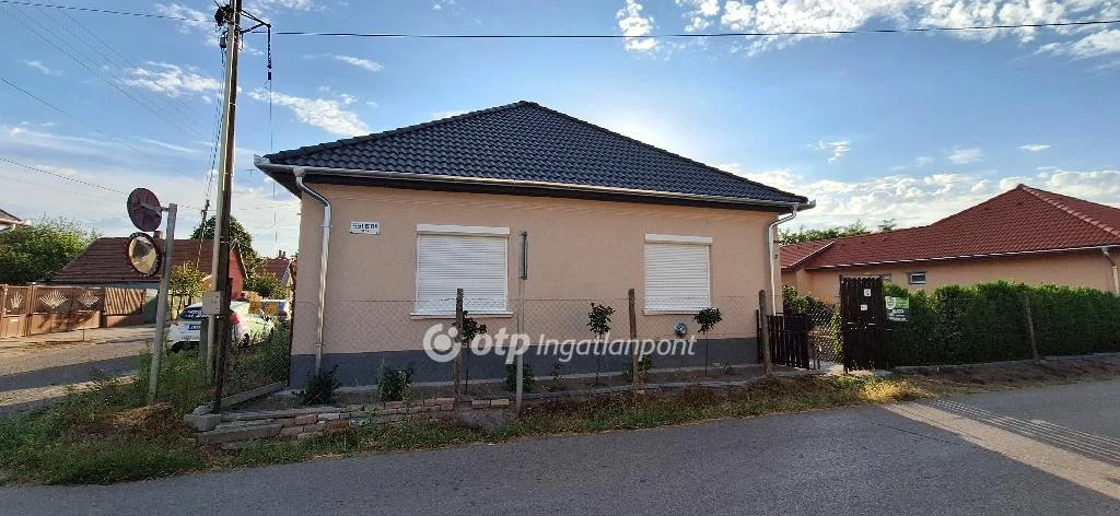 Eladó családi ház, Csengőd, Központban