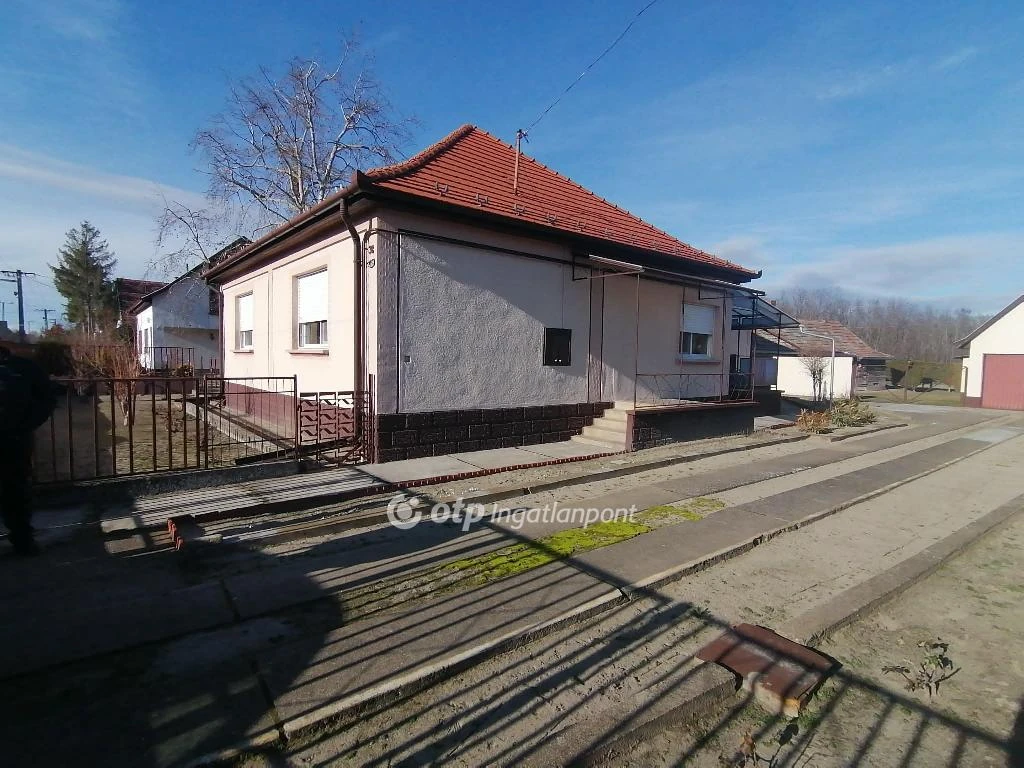 c3-1-name c2-1-name, Csengőd, Foci pálya környéke