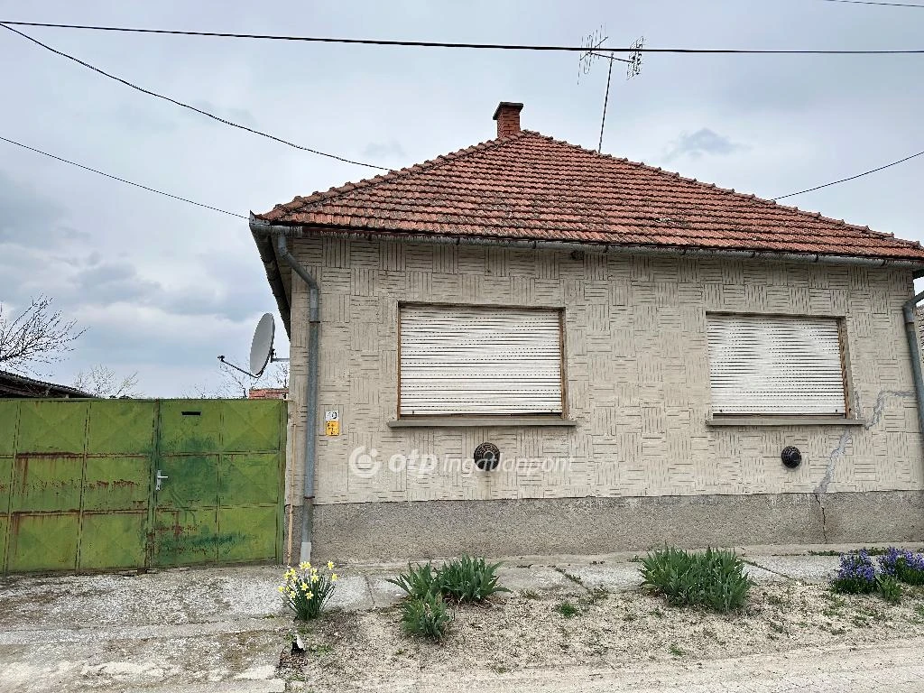 Eladó családi ház, Bátya, Központ