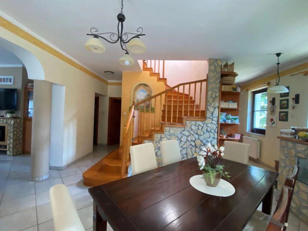 Családi ház üzlethelyiséggel, garázs, sok parkoló, kultúrált környezet!