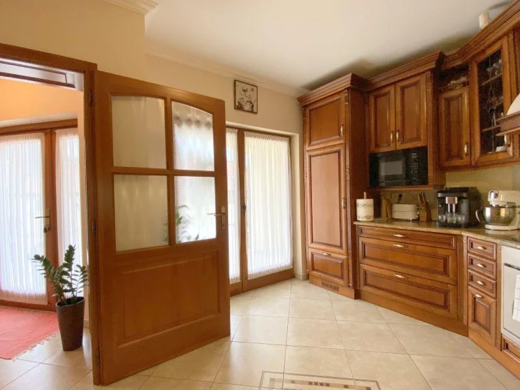 Álomotthon Mosonmagyaróváron – borospince, napelem, kert, garázs egy helyen!