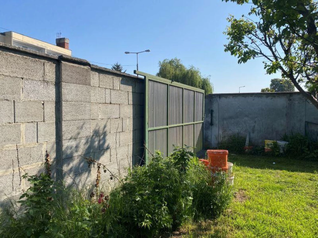 Telek garázsoknak vagy iksebb családi háznak a központban!