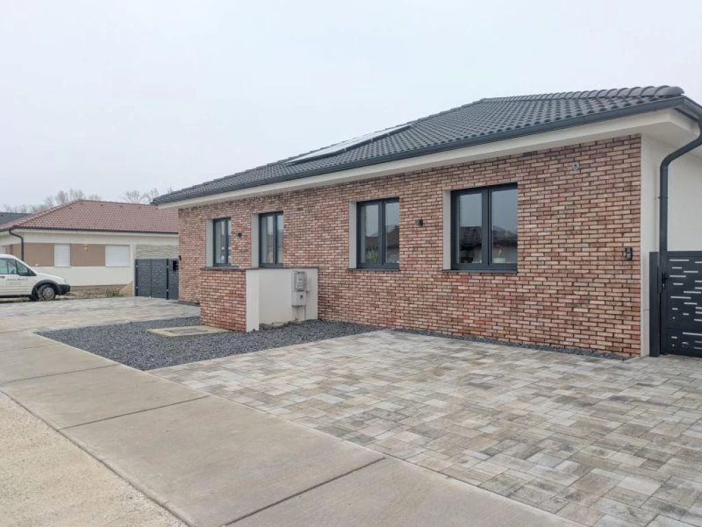 Eladó Kulcsra Kész Újépítésű Ikerházfél Héderváron!