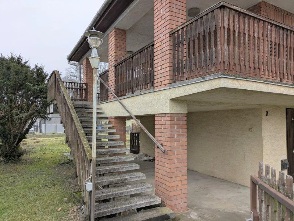 HÁROMSZINTES CSALÁDI HÁZ A LAJTA-PARTNÁL!