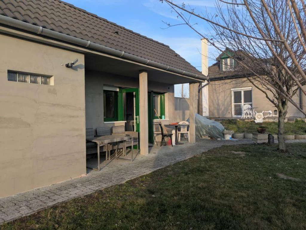 KÉTGENERÁCIÓS FELÚJÍTOTT CSALÁDI HÁZ SZAUNÁVAL KIMLE KÖZPONTJÁBAN!