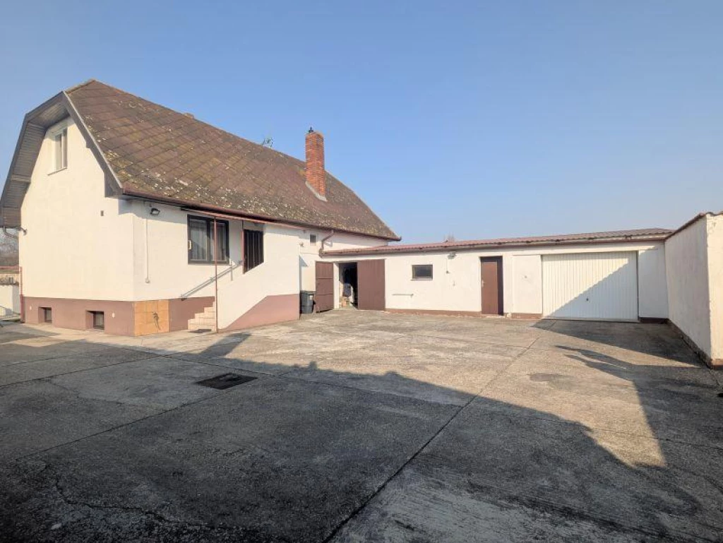 c3-1-name c2-1-name, Halászi, Arak