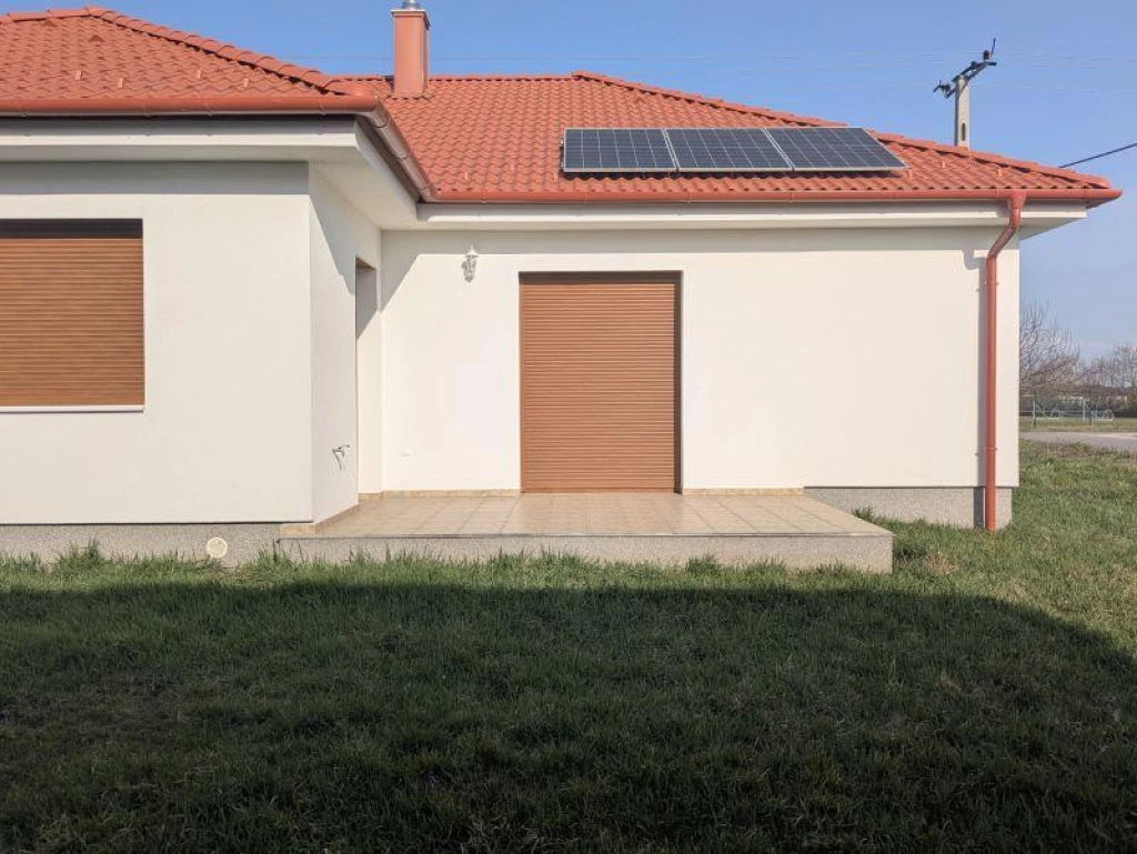 KÉT OTTHON EGY ÁRÁÉRT? REZSIMENTES ÉLET A HATÁR MELLETT!