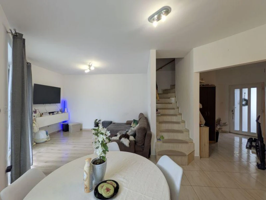 MODERN KERTKAPCSOLATOS LAKÁS A VÁROS SZÍVÉBEN!