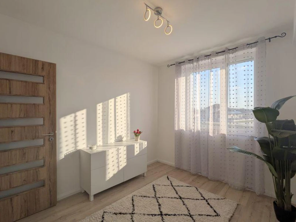 MODERN ELEGANCIA ÉS NAPFÉNY LEVÉL SZÍVÉBEN