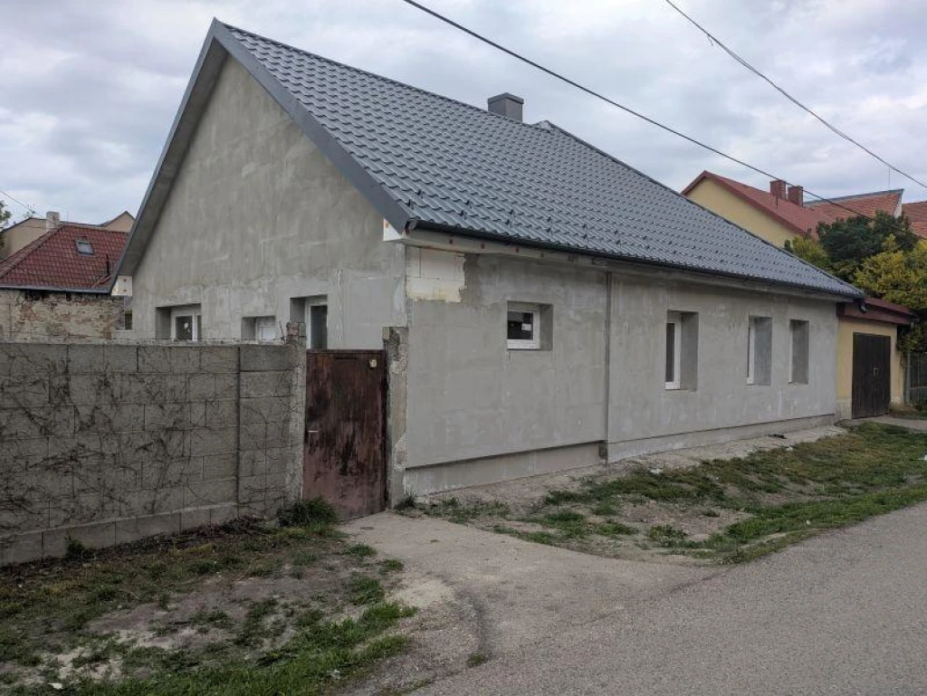 Saroktelken felújított családi ház