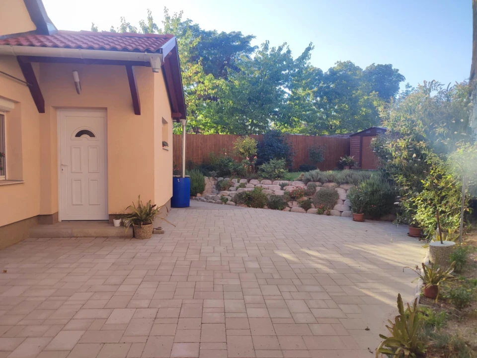 c3-2-name c2-1-name, Pécs