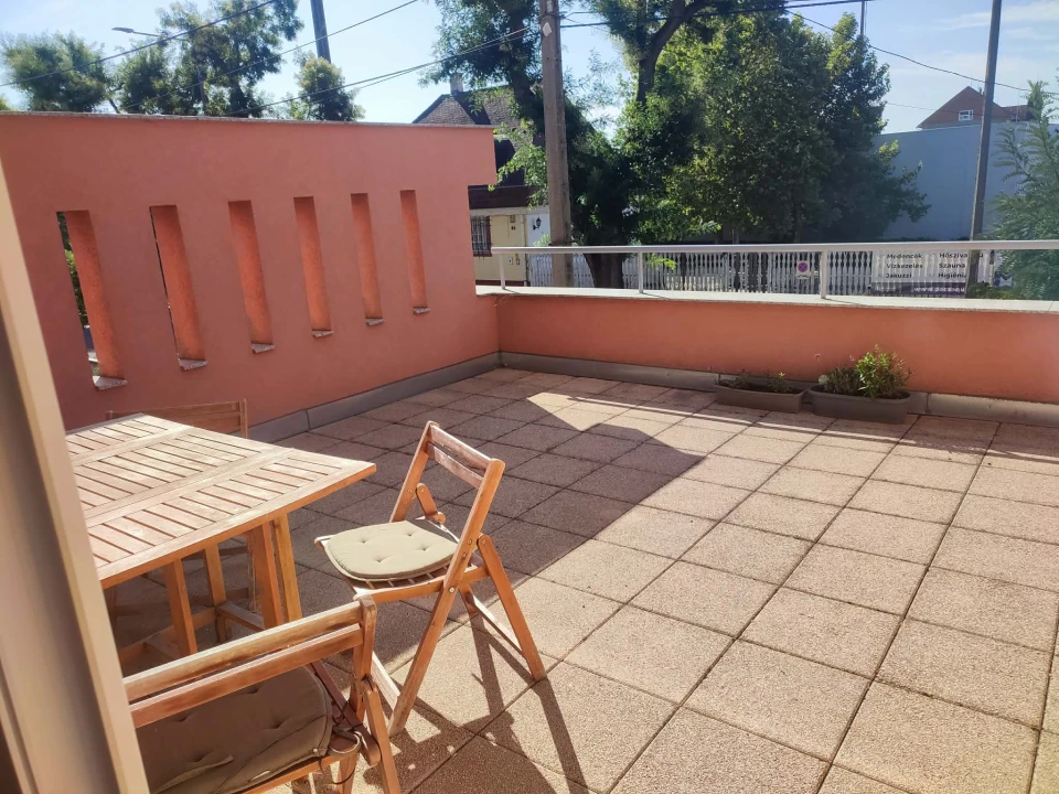 Kiadó téglalakás, Pécs