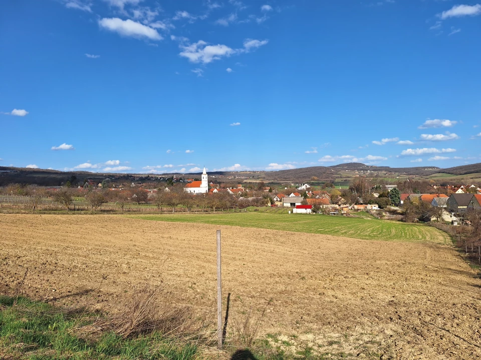 Eladó külterületi telek, Balatoncsicsó