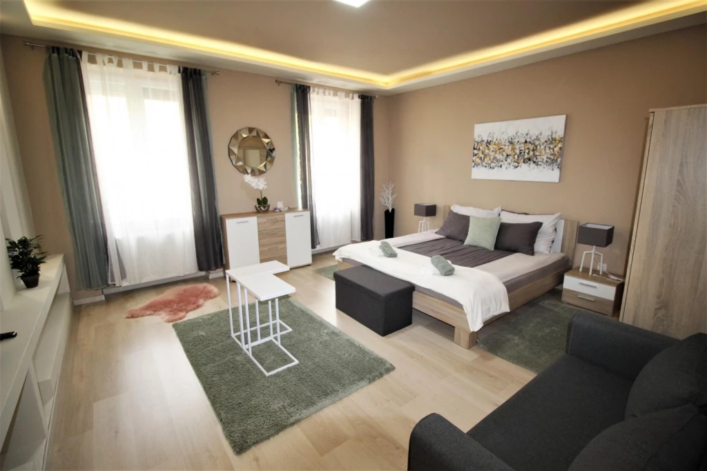 MALOMKERTBEN 75+55 NM-ES 4 SZOBÁS 2020-BAN FELÚJÍTOTT APARTMANHÁZ ELADÓ