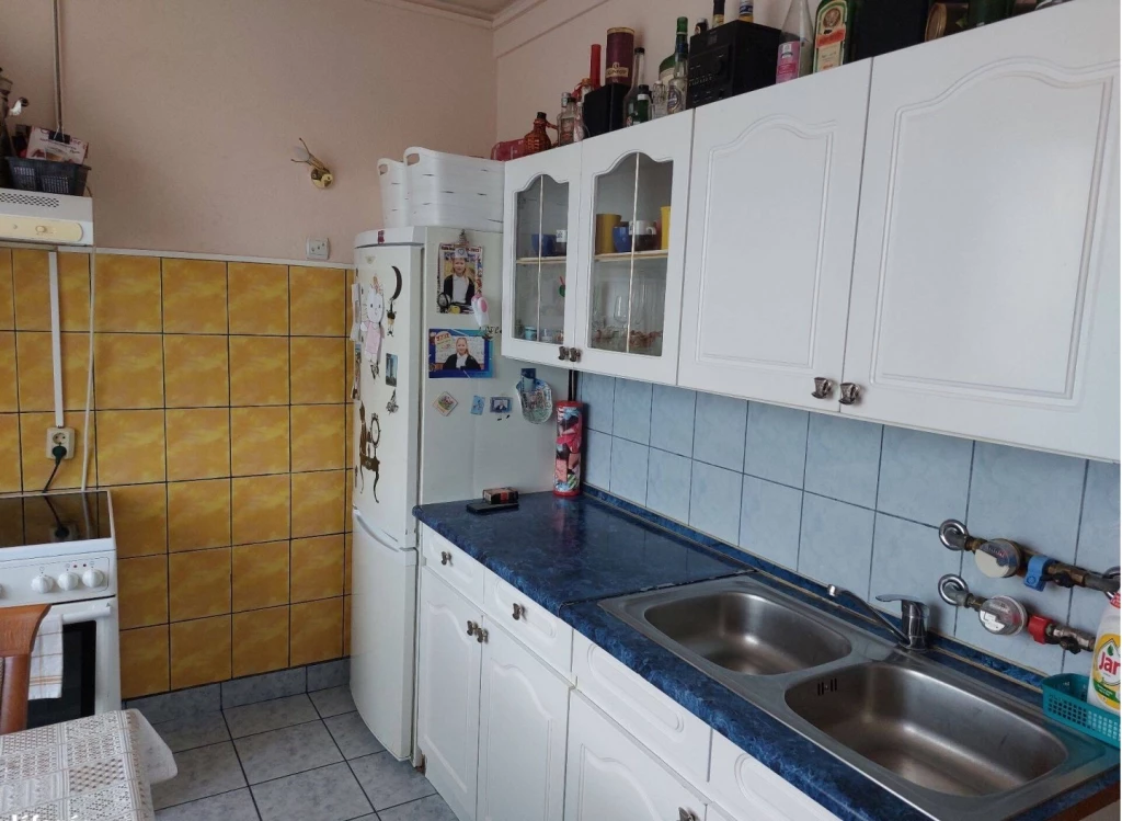 Vasútállomáshoz közel 3+1 szobás, erkélyes, negyedik emeleti lakás eladó!