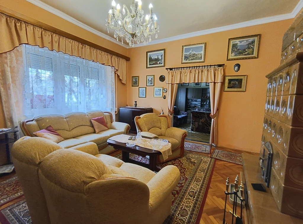 NYÍREGYHÁZA ABSZOLÚT BELVÁROSÁBAN TÖBB FUNKCIÓRA HASZNÁLHATÓ IKERHÁZ ELADÓ.