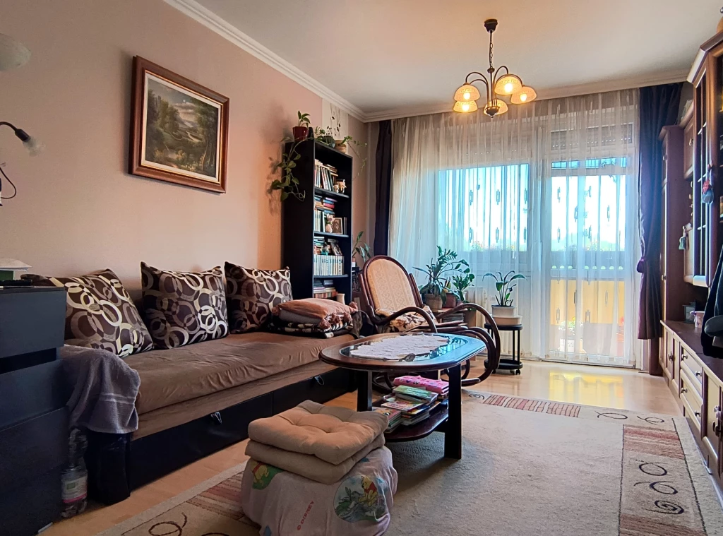 Nyíregyháza, Toldi utcán, 2 szoba + étkezős lakás, 2. emeleten, szigetelt társasházban eladó!