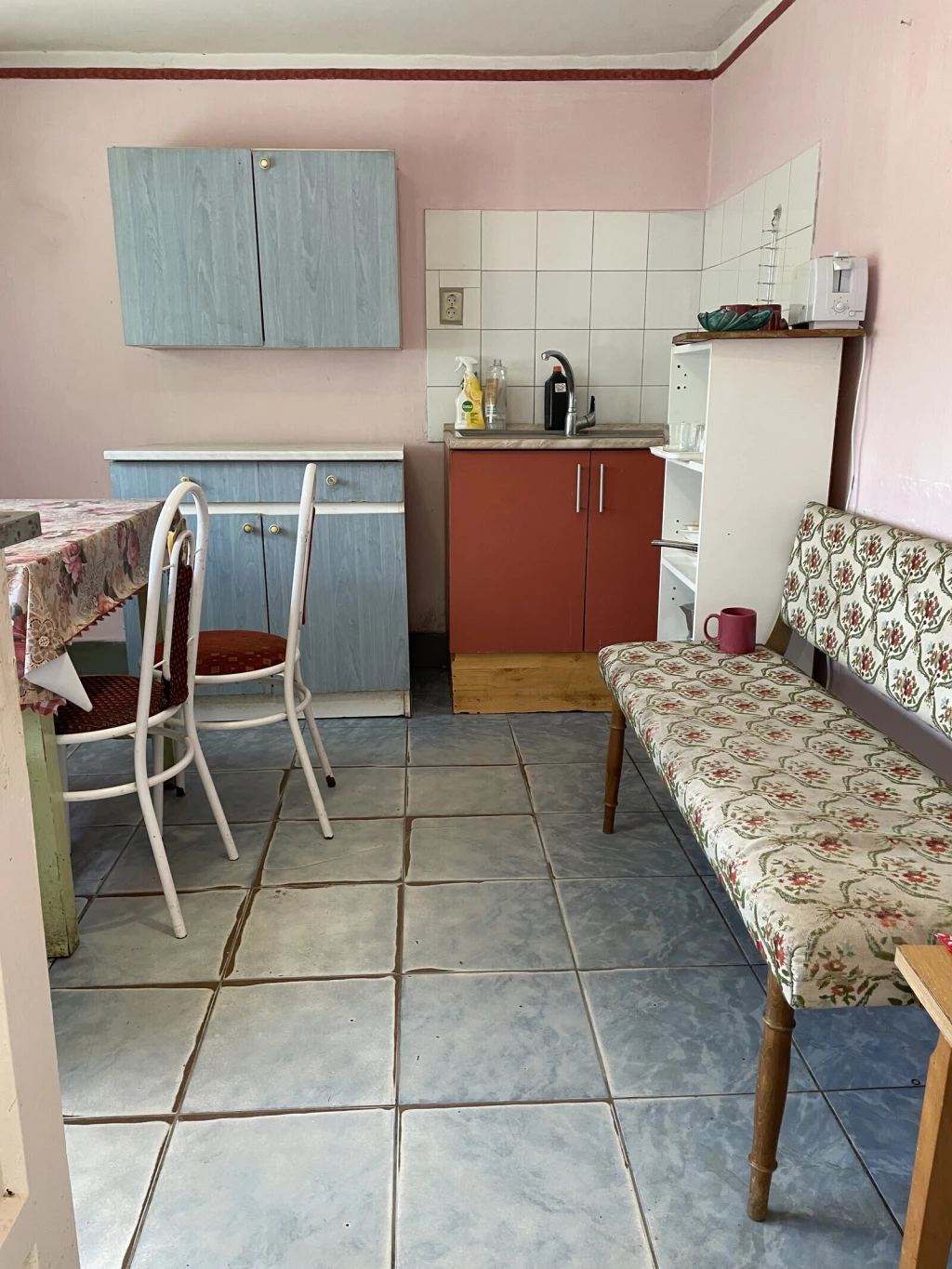 BORBÁNYÁN AZ ISKOLA KÖZELÉBEN 3 SZOBÁS CSALÁDI HÁZ ELADÓ.