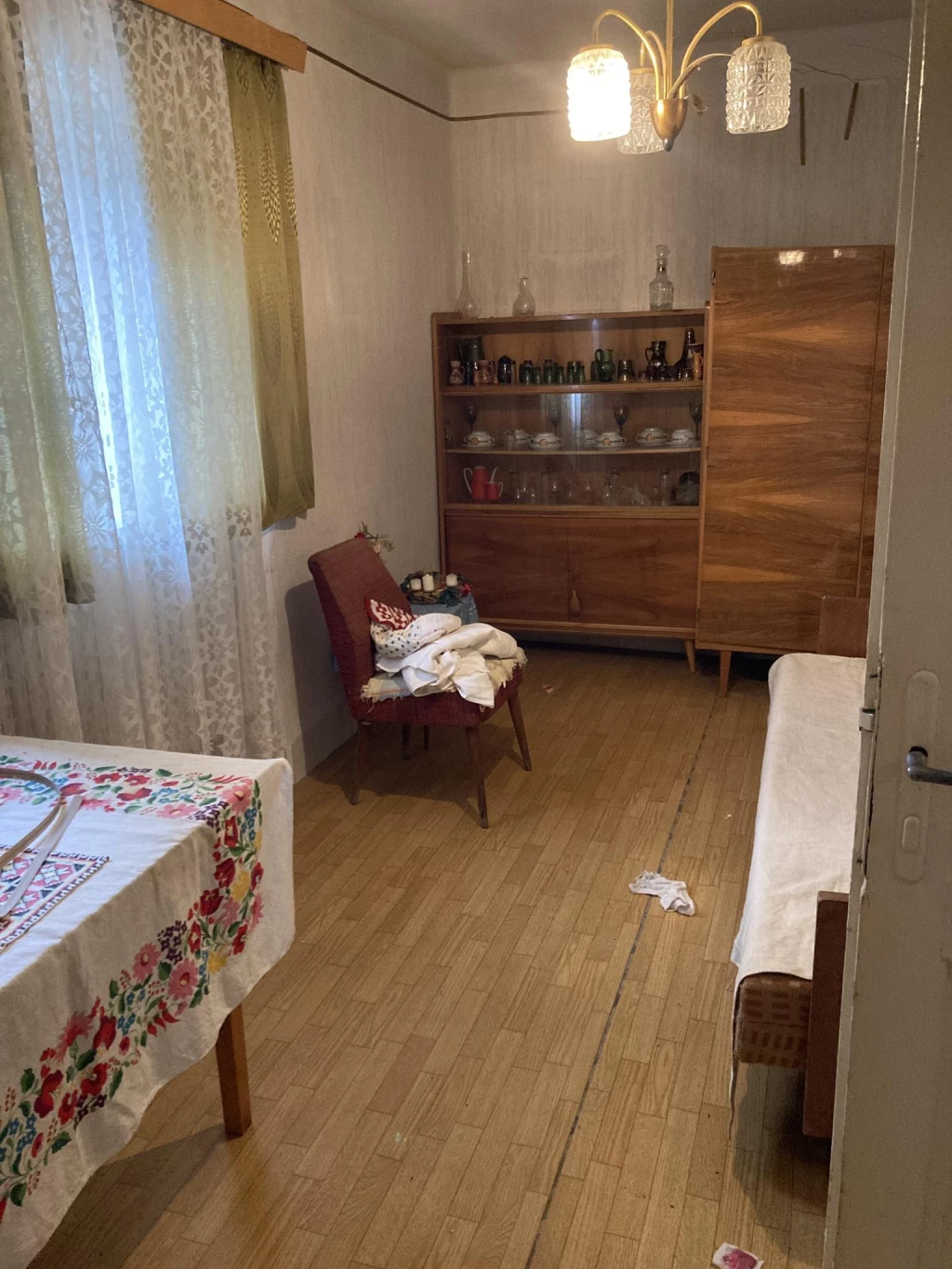 NYÍRSZŐLŐBSBEN 100NM-ES, 2+1 SZOBÁS, FELÚJÍTANDÓ CSALÁDI HÁZ ELADÓ.