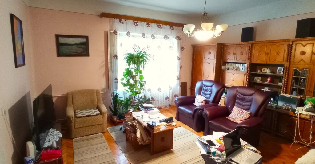 NYÍREGYHÁZÁN A SÓSTÓI ÚT KÖZELÉBEN 105 NM-ES, 3 SZOBÁS IKERHÁZ ELADÓ.