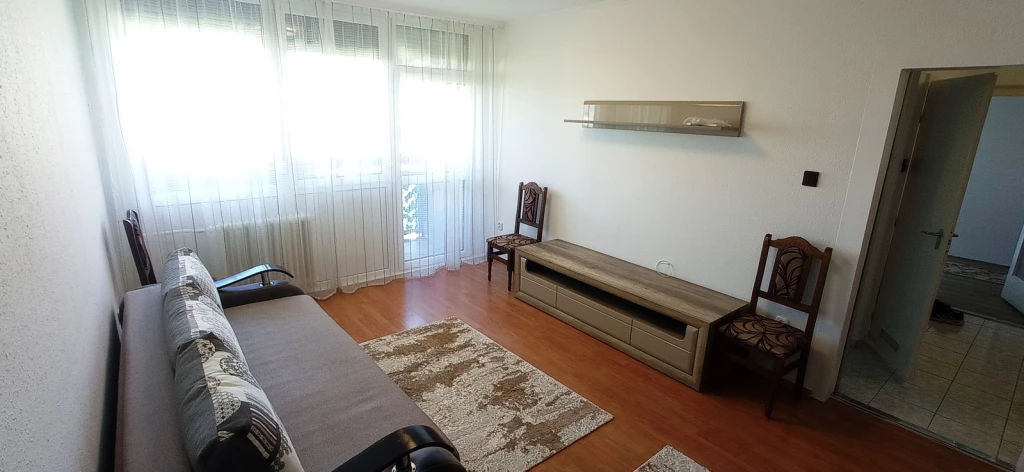 NYÍREGYHÁZÁN A FERENCKÖRÚTON 2 SZOBÁS BÚTOROZOTT, GÉPESÍTETT LAKÁS KIADÓ.