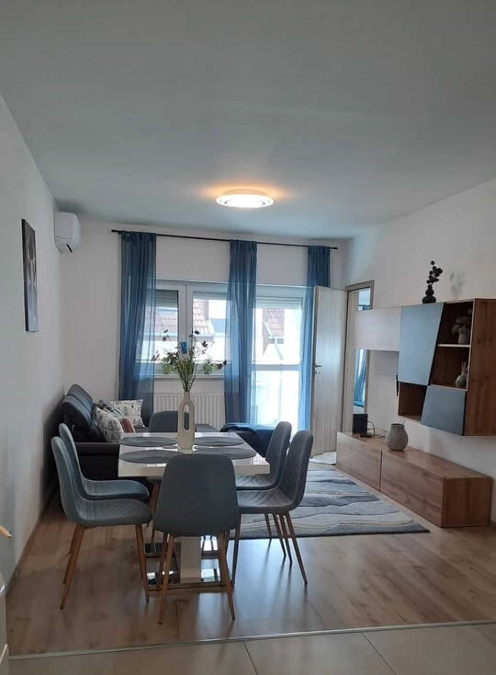 Nappali + 1 szobás, erkélyes lakás, teljes bútorzattal együtt eladó!