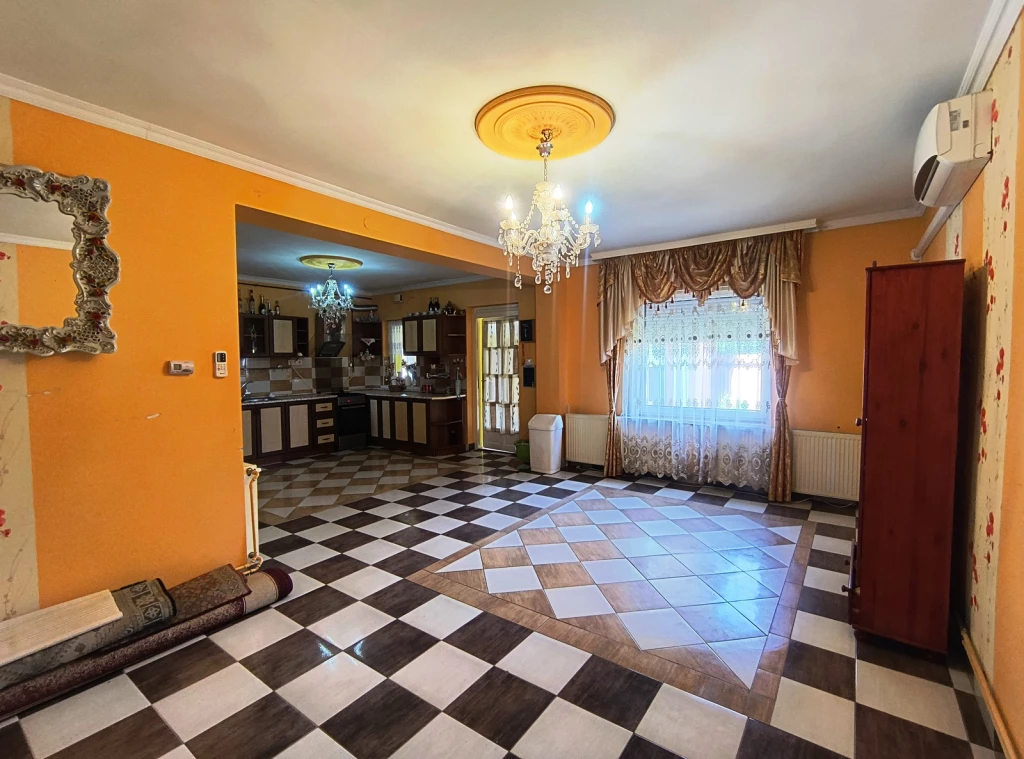 NYÍREGYHÁZA KISTELEKISZŐLŐBEN 2 SZOBA+NAPPALIS IKERHÁZ ELADÓ.