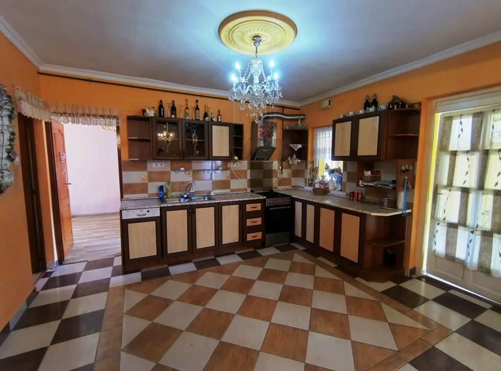 NYÍREGYHÁZA-KISTELEKISZŐLŐN, FÓLYÓKA UTCA VONZÁSÁBAN 90 NM-ES IKERHÁZ ELADÓ