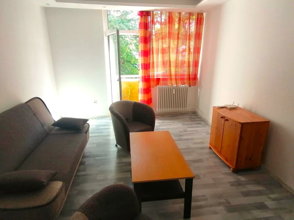 NYÍREGYHÁZÁN AZ ÉSZAKI KÖRÚTON 1. EMELETI BÚTOROZOTT GÉPESÍTETT LAKÁS KIADÓ.